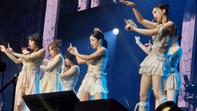 Cry For Me - Twice at Mercedes Benz Arena in Berlin, Germany 14.09.23 смотреть онлайн
