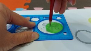 Рисуем узоры с помощью спирографа.