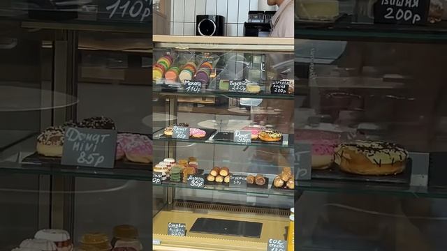 Пример продающих фишек для кофейни, пекарни: открытые двери, своя выпечка, меню и столы