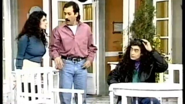 Rodrigo actuando en 1992 en "La familia Benvenuto" (con Guillermo Francella, Karina Buzeki) смотреть онлайн