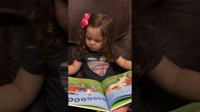 Edolie "reading" Gobble Gobble Moooo Tractor Book смотреть онлайн