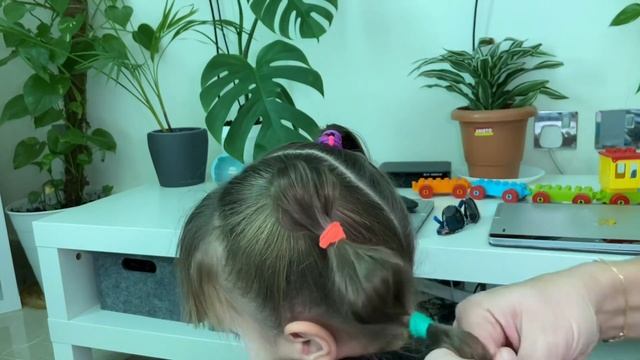 Причёска с резинками. Красивая причёска для девочки. Быстрая причёска смотреть онлайн