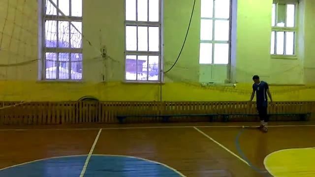 Нападающий удар в волейболе. Теннисный мяч. Закрытие кисти смотреть онлайн