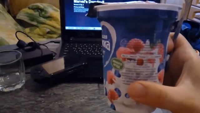 Анонимный Обжор/Обзор Йогурта Большая Кружка с черникой и малиной смотреть онлайн