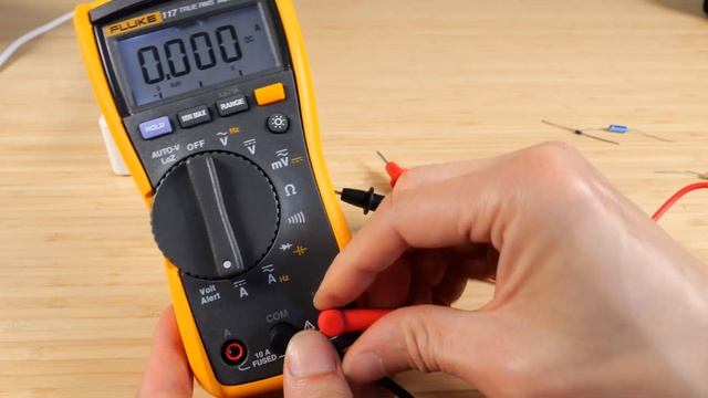 How to Use a Digital Multimeter w/ Fluke 117 смотреть онлайн