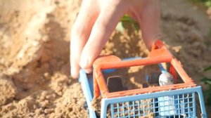 СТРОИТЕЛЬ ДАНИК И ГРУЗОВИКИ НА ПЕСКЕ. РАБОЧИЕ МАШИНКИ НА ПЛЯЖЕ СПАСАЮТ ДЖИП БРУДЕР. РОЛЕВАЯ ИГРА