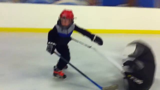 Хоккей-индивидуально.рф. Егор Тужик, "восьмерка" спиной на скорость с парашютом. Тренер Садов А.А. смотреть онлайн