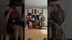 миниатюра "Городская и деревенская в поезде"