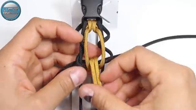 How to Make a Paracord Bracelet Chain Links Paracord Knot Tutorial смотреть онлайн