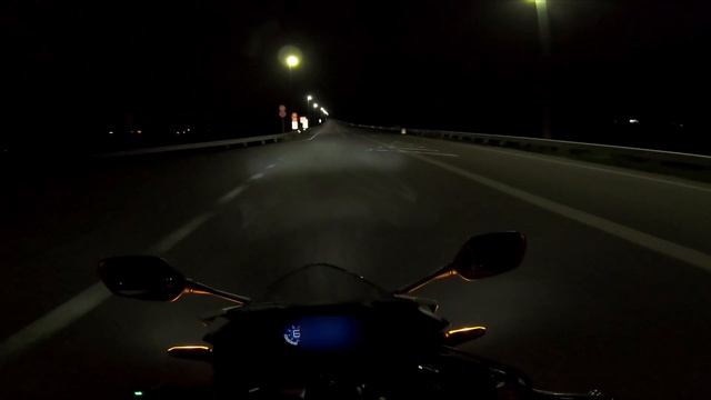 Honda CBR400R Exhaust Sounds - ZOOM H1n