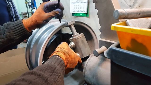 Как легко и быстро выровнять литой диск смотреть онлайн