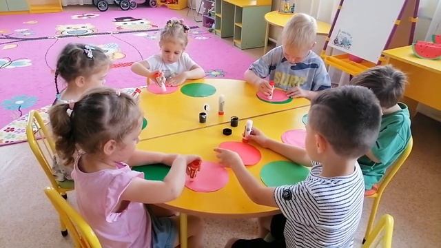 Сиреневая (старшая группа). Аппликация "арбуз" смотреть онлайн