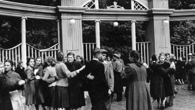 "Танцплощадка" (фотоклип) - Олег Осетров (ст. Алла Симонова) смотреть онлайн