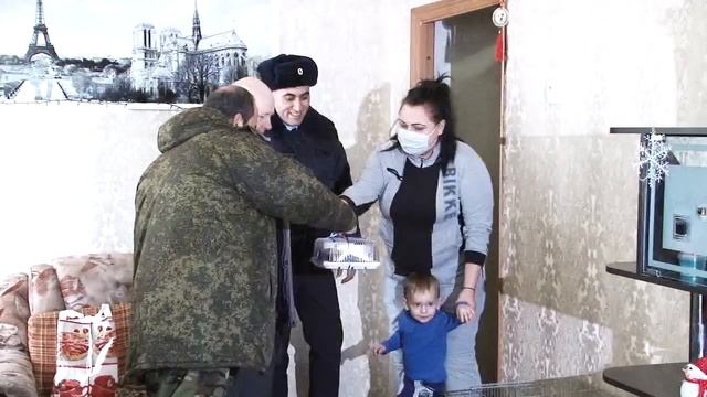 Полицейский Дед Мороз поздравил детей Ессентуков смотреть онлайн