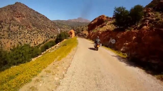 2 друга катают по Марокко на мото Honda XRV750 Africa Twin