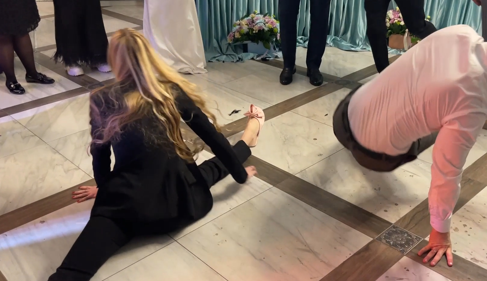 Девушка села на шпагат прямо на свадьбе! Шок для гостей смотреть онлайн