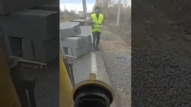 Укладка бордюров с помощью мини экскаватора jcb8018. смотреть онлайн