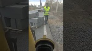 Укладка бордюров с помощью мини экскаватора jcb8018.