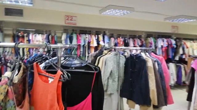 Продуманный до мелочей магазин стока и секонд-хенда различных позиций 2 смотреть онлайн