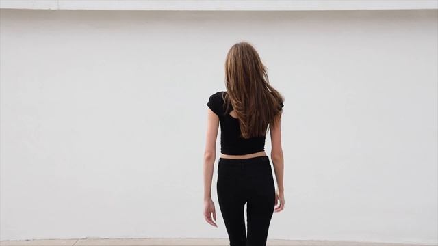 How To | Walk Like a Model in Under a Minute смотреть онлайн