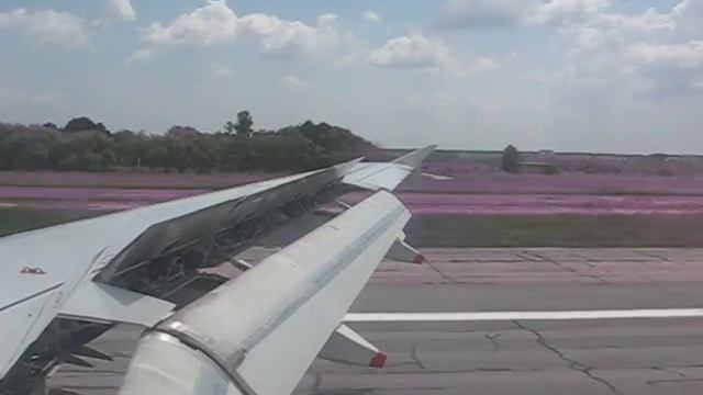 TAROM's Airbus A318 landing at Bucharest Otopeni airport смотреть онлайн
