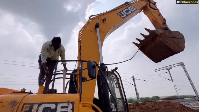 JCB 205 Excavator Digging 17ft Railway Crossing Platform Column Box and jcb 3dx water way cleaning смотреть онлайн