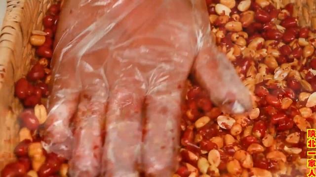 改艳把新收的豆子做成香辣黄豆酱，不用发酵，现做现吃【陕北一家人】 смотреть онлайн