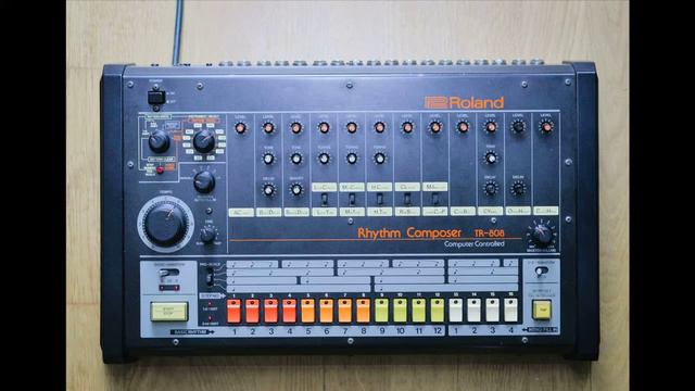 Roland TR-808 Sound Clip смотреть онлайн