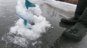 лунки для ловли леща. Как сделать сдвоенные лунки. Сверление сдвоенной лунки. зимняя рыбалка.