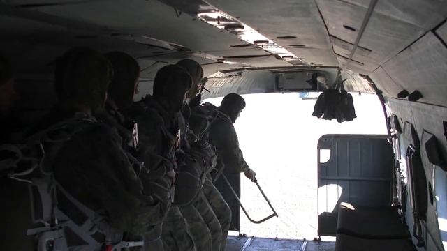 Тысячи прыжков с парашютом совершат разведчики мотострелкового соединения ЮВО в 2022 году смотреть онлайн