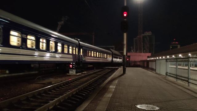 Электровоз ЧС8-021 с поездом №15 Харьков-Рахов отправление со станции Киев-Пассажирский смотреть онлайн