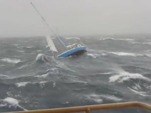 Аварийные ситуации - Дрейфующая яхта - С порванными парусами и без рулевого управления