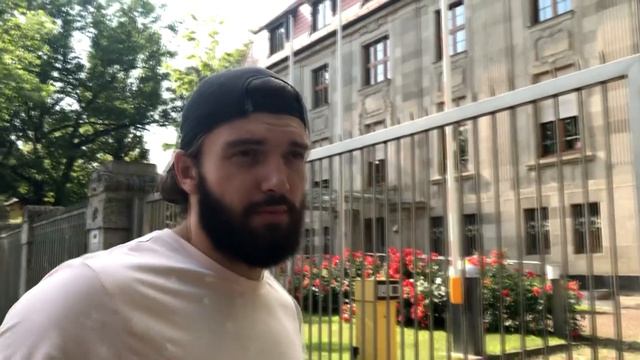 Anton SKALD возле здания Гестапо в Лейпциге (Из Архива) смотреть онлайн