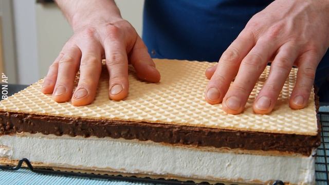 Impossible de résister à cette gaufrette XXL au chocolat et aux noisettes fourrée à la crème ! смотреть онлайн