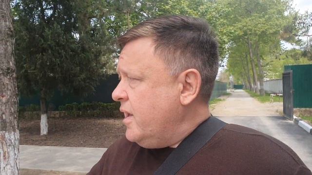 Общественная зелёная зона плавно переходит в парковку смотреть онлайн