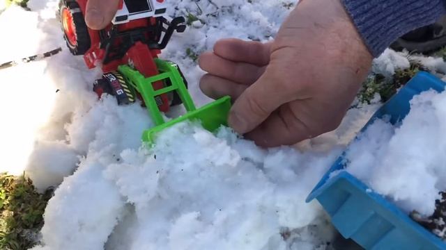 Трактор. Грузовик. Машинки игрушки Уборка снега смотреть онлайн