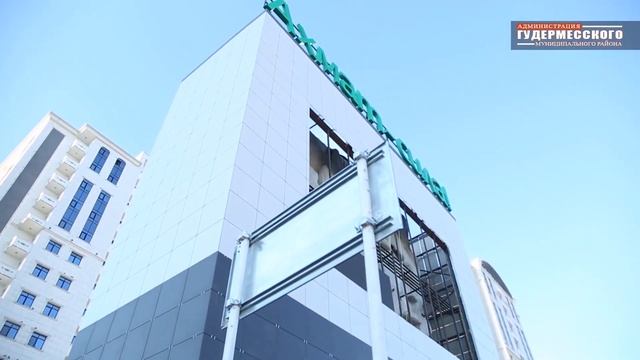 В Гудермесе заработал огромный светодиодный экран высокого разрешения FULL HD, размером 8х4 метров смотреть онлайн