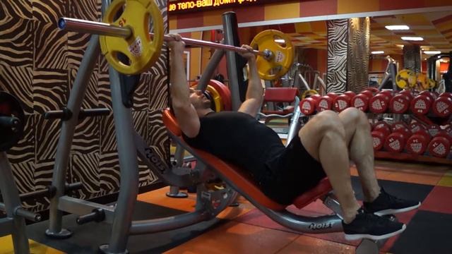 Жим штанги под углом 30% на верх грудных мышц в тренажере Смитта смотреть онлайн