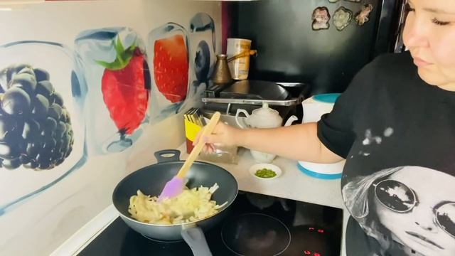 Решили пожарить мясо просто с луком? очень вкусно? снова чебуреки? смотреть онлайн