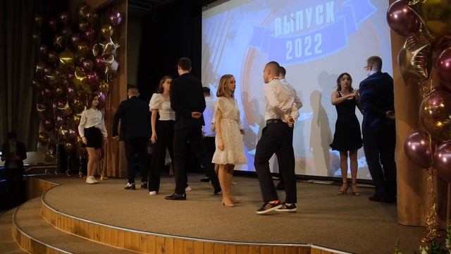 Выпускники танцуют вальс на последнем звонке в школе 1329 смотреть онлайн