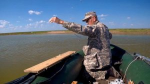 Рыбалка с лодки на бортовую удочку.Да сколько  же тут рыбы.