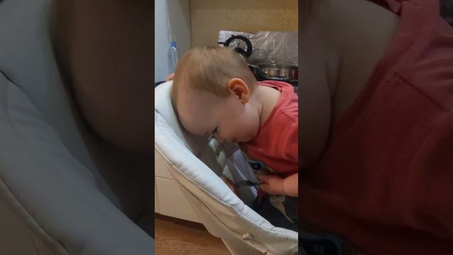 Кушает малышка