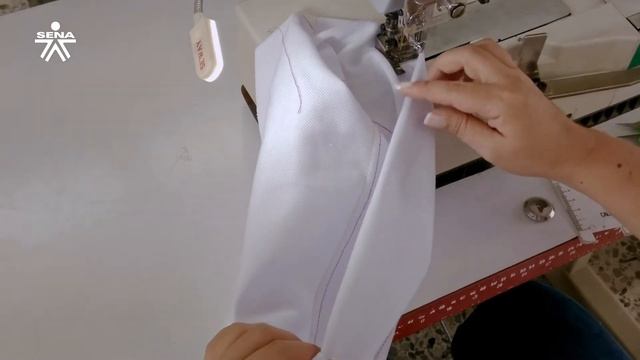 Operación de dobladillo en máquina recubridora смотреть онлайн