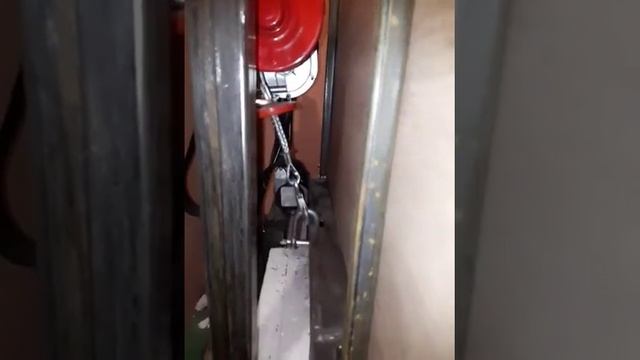 Лифт в гараже, страховочная система из ремня безопасности от автомобиля. смотреть онлайн