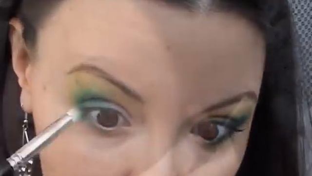 Макияж в ярких зеленых оттенках(Запрос) смотреть онлайн