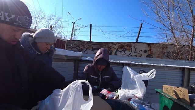 Утро С Бездомными | Что Едят Бездомные | Жизнь Бездомных смотреть онлайн