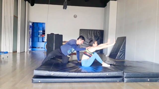 tutorial rodar adelante - tutorial de acrobacia - acrobacia principiantes смотреть онлайн