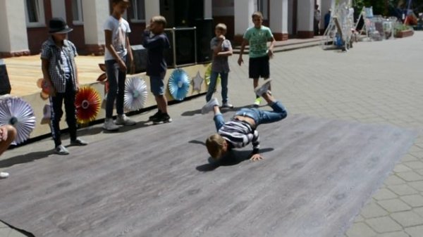 БрейкДанс. Дети танцуют на улице Break Dance.