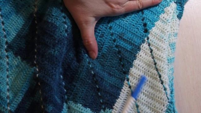 Женский джемпер крючком ГОЛУБЫЕ КВАДРАТЫ. смотреть онлайн