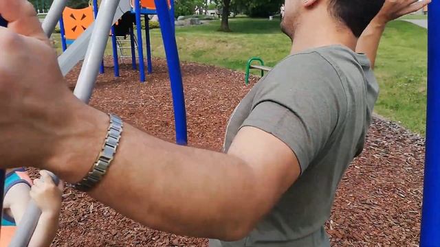 Mickey Mouse and Minnie Mouse или брат с сестрой качается на качелях смотреть онлайн